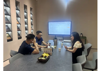 十年同行五度共建官网｜华企云搜走访艺和门业，探索 AI 搜索环境下制造企业数字化品牌升级路径